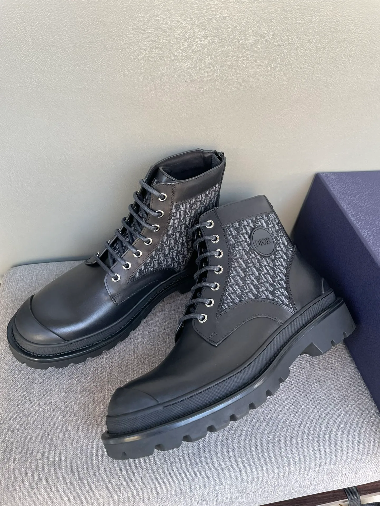 [DIOR] Top P: 1000💰 Number of yards: 39~44 (38.45 custom-made, non-refundable) Dior Dior~ Winter series, original 1:1 development Casual men's leather shoes Heavy investment, shoes and boots are made of imported cowhide + imported Dior special fabric Not easy to deform black cowhide lining Dior large hardware inlay Original TPU vacuum outsole, black cowhide Black open edge beads Military green suede Black suede Khaki suede leather is crafted by a large factory, and the perfect product is only prepared for you who know your taste! Any comparisons are welcome.
